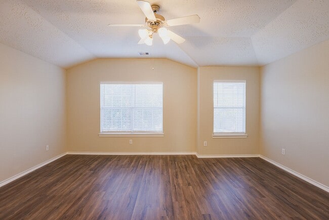 Building Photo - Move in Ready in 77044!