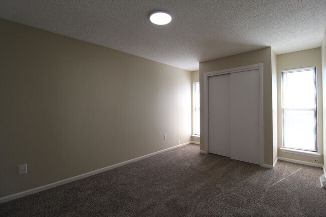 Building Photo - Updated 2 Bedroom 1.5 Bath Duplex In Olathe