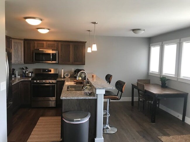 Building Photo - 3 Bedroom, 2 1/2 Bathroom Townhouse -2 weeks free rent with 1-year lease-