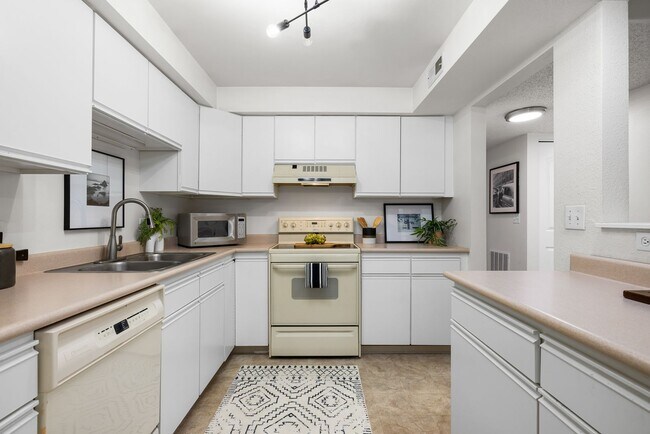 Building Photo - Private End-Unit Condo in Southeast Boise | Pool Access + Great Location