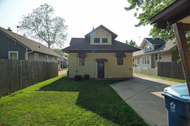 Building Photo - 824 Lebanon St