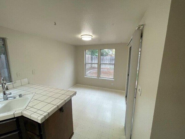 Building Photo - Fabulous 3 Bed 2 Bath home in the Heart of Elk Grove