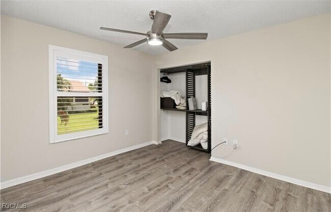Building Photo - 9285 Lake Park Dr
