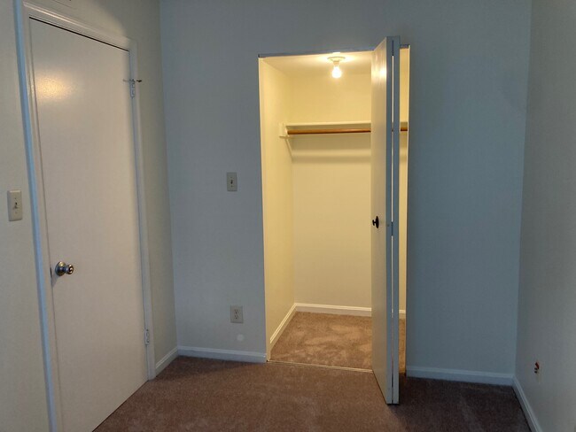 Building Photo - 5926 Cove Landing Rd