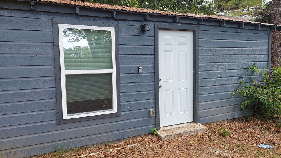 Building Photo - 423 E Sears St