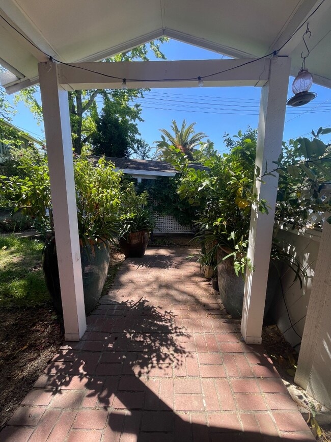 Building Photo - 38 Rosebank Ave