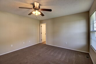 Building Photo - 3 Bedroom in Ozark!