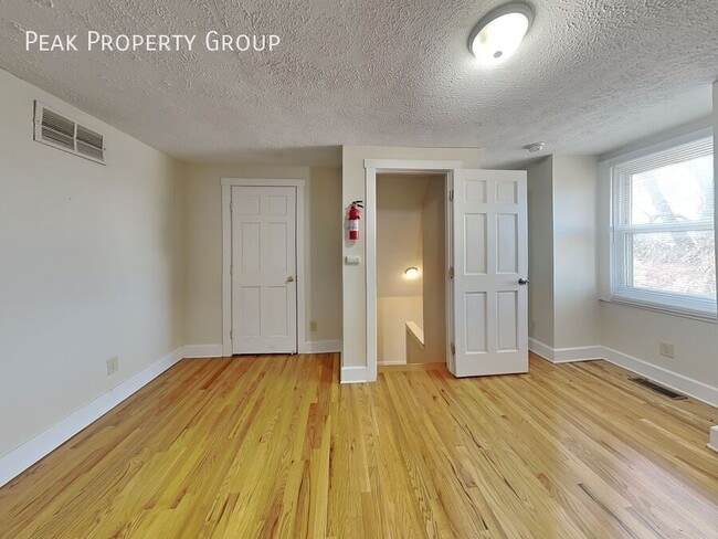 Building Photo - 1394 1/2 Indianola Avenue-