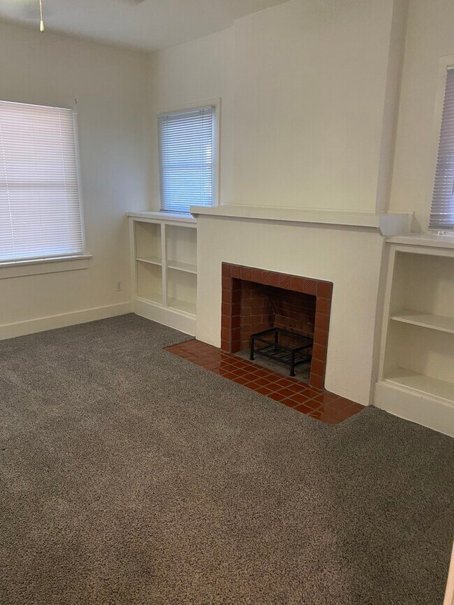 Building Photo - FOR RENT