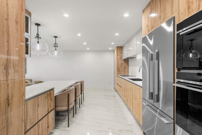 Building Photo - 875 E Camino Real