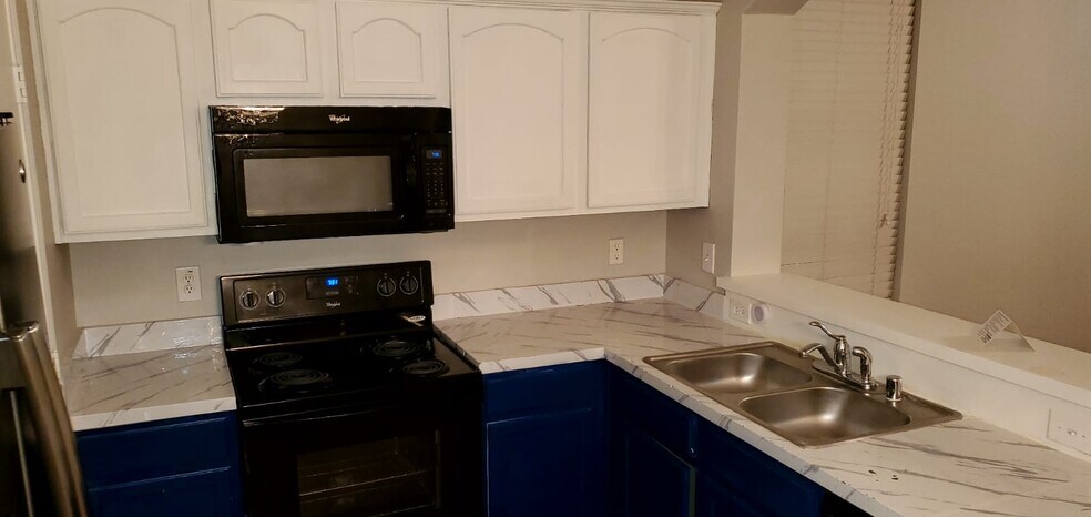 Building Photo - 2241 Stonebrook Ln