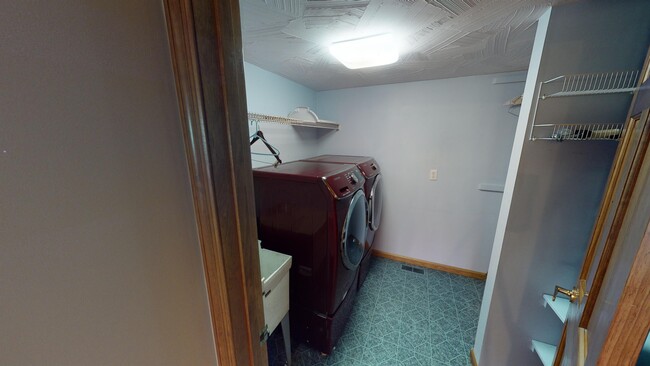 Building Photo - 3922 Ridgedale Dr