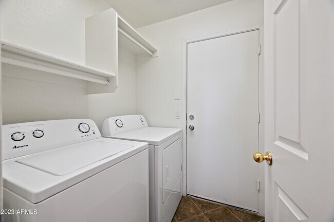 Building Photo - 43927 W Cypress Ln