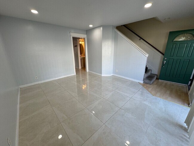 Building Photo - 2 Bedroom/1.5 Bathroom Townhouse Available in Union City!!