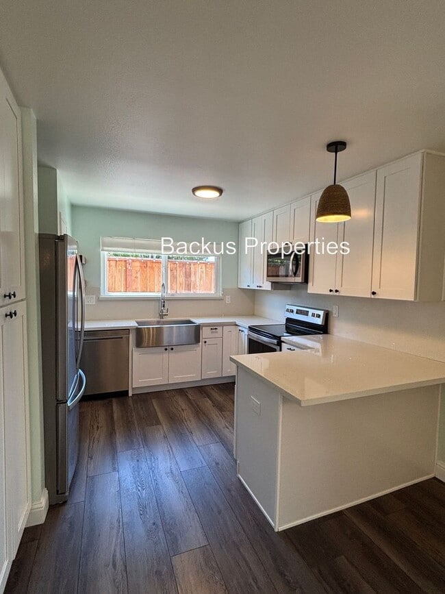 Building Photo - Lovely Los Olivos Condo