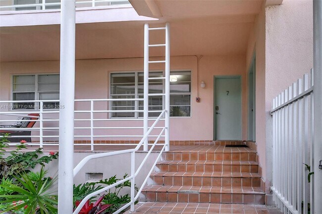 Building Photo - 6881 Bay Dr