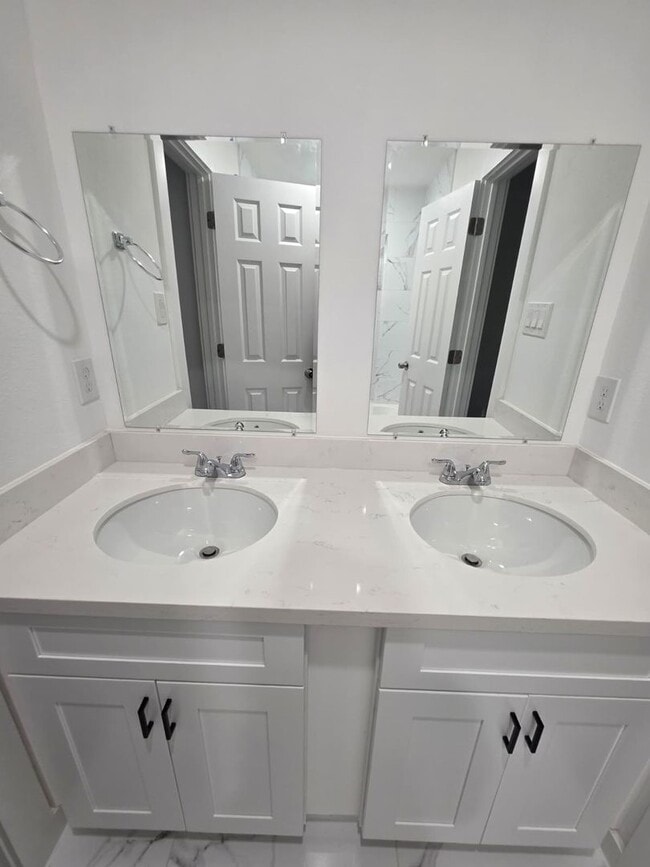 Building Photo - Stunning Duplex with Garage & Modern Finishes