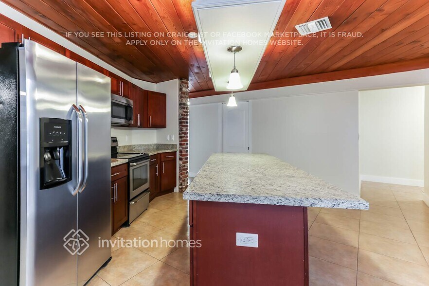 Building Photo - 650 NE 5th St