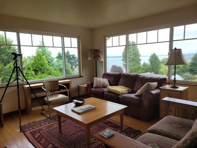 Building Photo - Fantastic view home close to Fort Worden