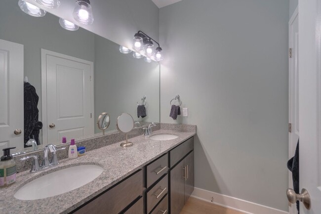 Building Photo - Spacious 4-Bedroom, 3-Story Townhome for Students - FURNISHED