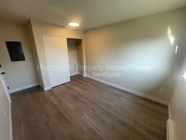 Building Photo - 1924 N Crestline St