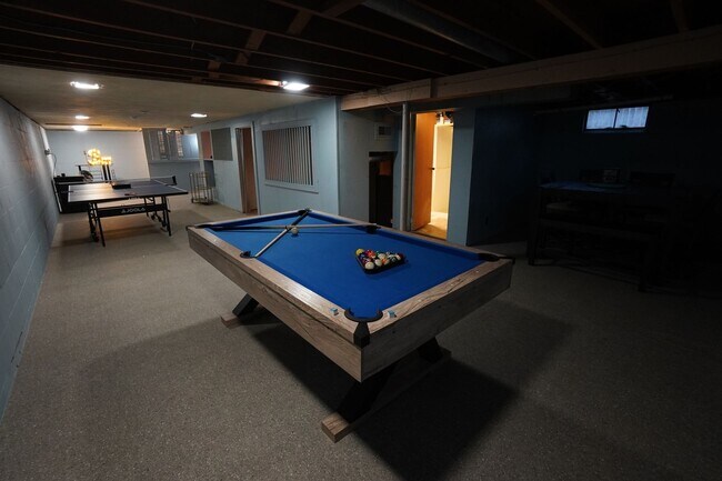 Building Photo - 4 Bedroom 2 Bathroom FULLY FURNISHED Home with Fenced in Backyard and 2 Car Garage