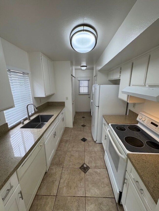 Building Photo - Half off 1st Month Rent!!  Extra large 3bd...
