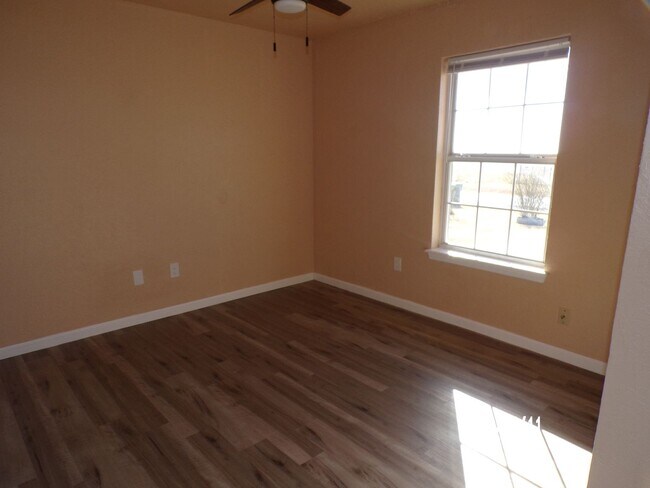 Building Photo - home located close to Bishop School District