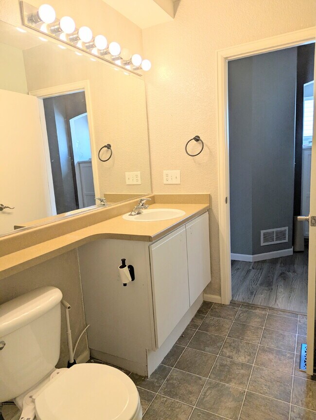 Building Photo - Gorgeous Denver Home - Real Granite Counte...