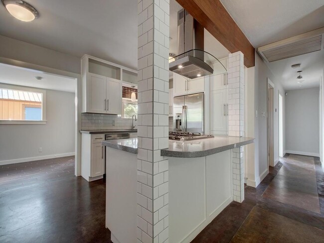 Building Photo - 1110 Fieldcrest Dr