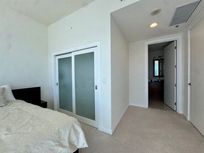 Building Photo - 4525 Dean Martin Dr