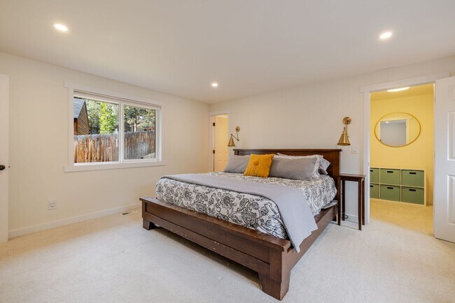 Building Photo - Furnished Rental in Desirable NW Bend Neighborhood