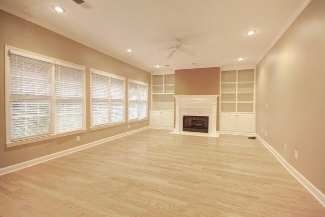 Building Photo - 1050 Knoll Terrace