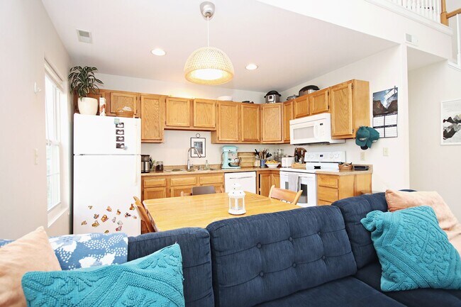 Building Photo - Pet-Friendly End-Unit Ridgecrest Townhome