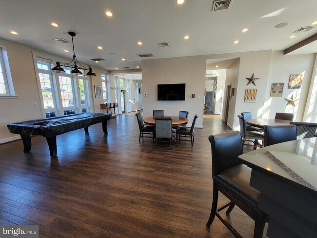 Building Photo - 4151 S Four Mile Run Dr