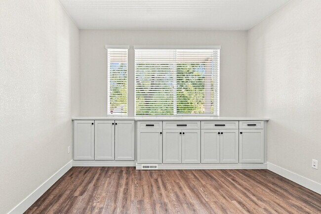 Building Photo - $3,740.95 - 4 bed, 3.5 bath Updated Townhome in Englewood!