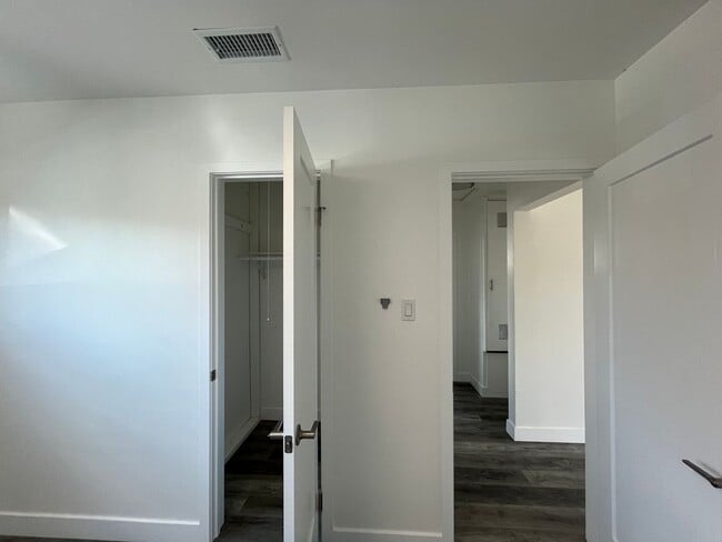 Building Photo - Cozy 2 bedrooms house + 1 bath.  Newly upg...