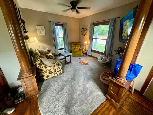 Building Photo - 4 Bedroom 2 Bathroom Fenced Moline Home