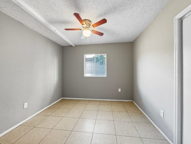 Building Photo - Adorable 5 Bedroom, 2 bath home in Sunland...