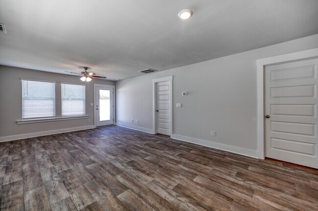 Building Photo - 109 S Grassland Rd