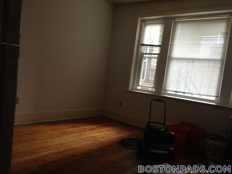 Building Photo - 46 Westland Ave