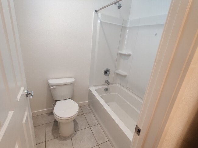 Building Photo - Beautiful 3 bedroom, 2.5 bathroom in Roseville!