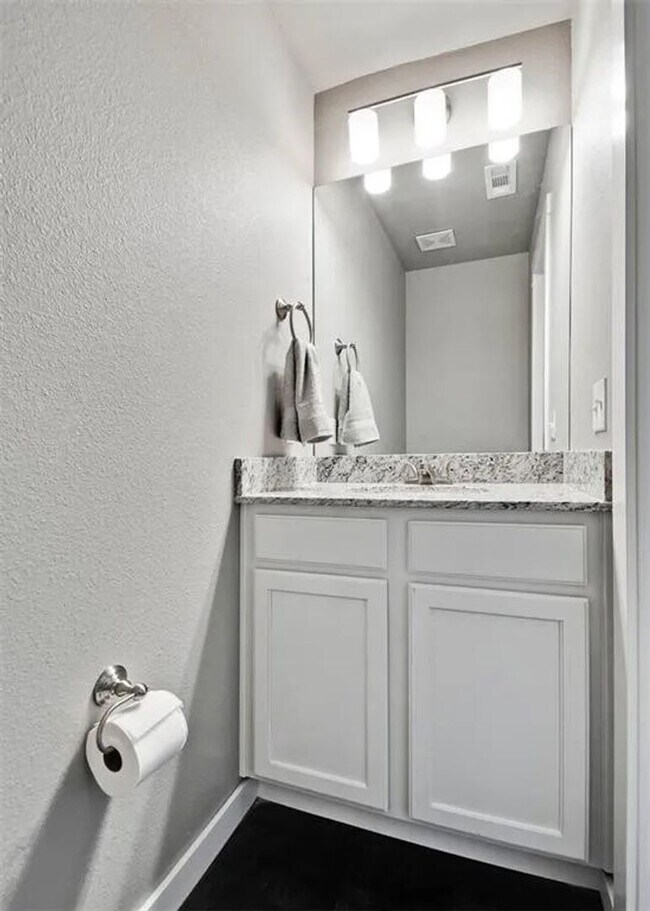 Building Photo - Beautiful Condo At Great Location!!!