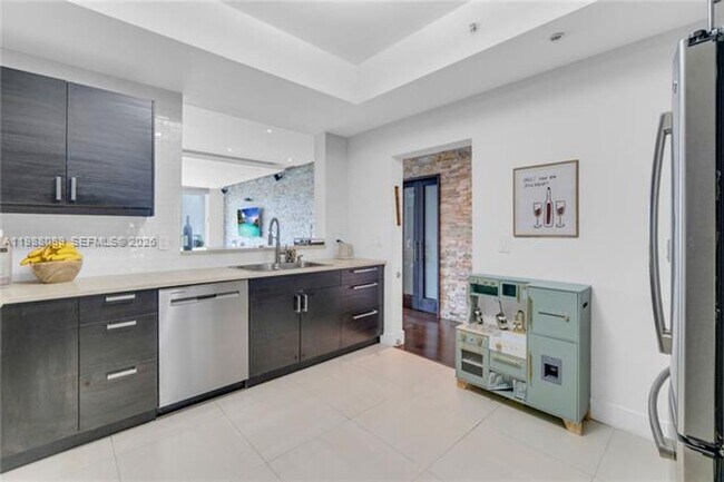 Building Photo - 3340 NE 190th St