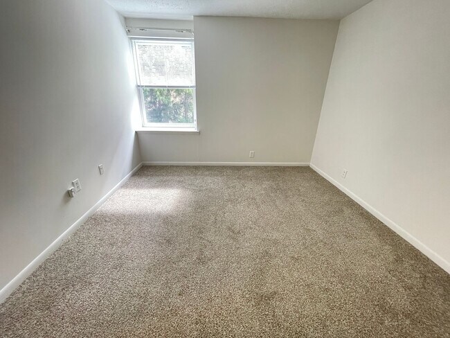 Building Photo - Perfectly located, quiet apartment complex just south of UNC, for graduate / med students - Inclu...