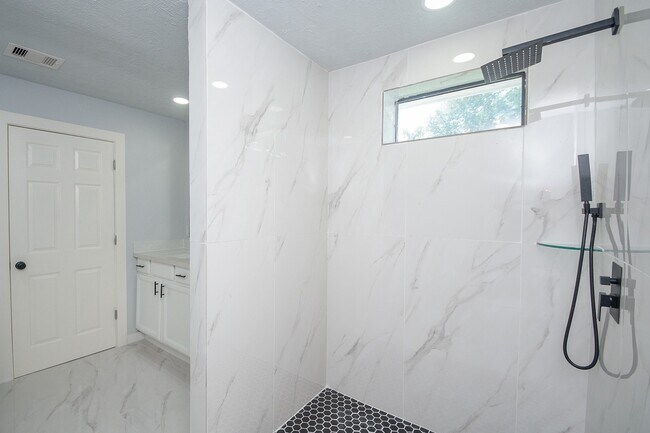 Building Photo - 9230 Lanewood Dr