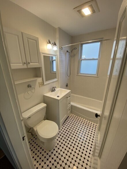 Building Photo - 48 Gardena St