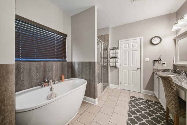 Building Photo - 213 E Peck Blvd