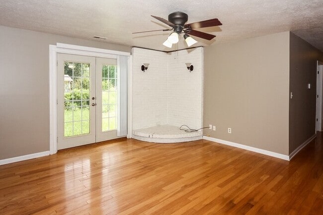 Building Photo - Brick Ranch and Fenced Yard in Decatur Twp!