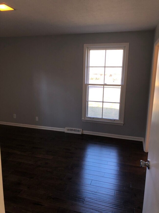 Building Photo - Charming single-level ranch home offers 4 bedrooms and 2 bathrooms in Brentwood